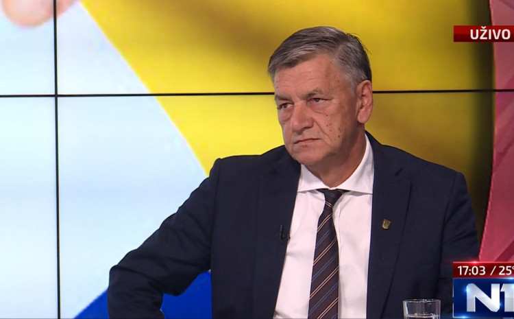 Kasumović: Razmišljam da se iselim iz BiH ako Denis Bećirović ne pobijedi Kasumović: Razmišljam da se iselim iz BiH ako Denis Bećirović ne pobijedi