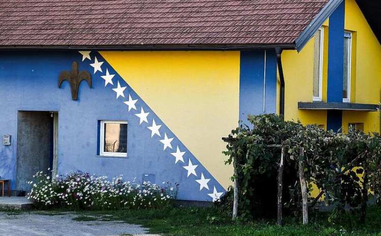Zastava BiH na fasadi kuće: Mnogi zastaju da bi je uslikali