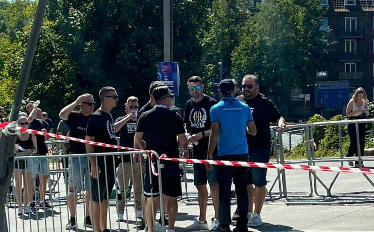Bh. navijačima navodno zabranjeno unošenje zastava sa ljiljanima u dvoranu u Kelnu Bh. navijačima navodno zabranjeno unošenje zastava sa ljiljanima u dvoranu u Kelnu