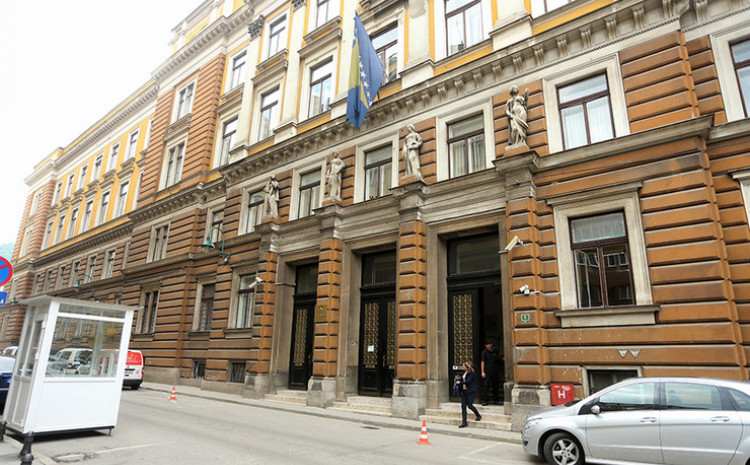 Bankarka krala novac i prisvajala ga sebi: Dizala s računa umrlog klijenta Bankarka krala novac i prisvajala ga sebi: Dizala s računa umrlog klijenta