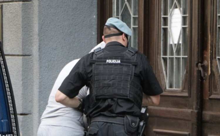Užas u Sarajevu: Svekar dirao po intimnim dijelovima tijela maloljetnu snahu Užas u Sarajevu: Svekar dirao po intimnim dijelovima tijela maloljetnu snahu