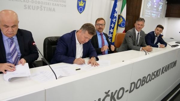 POTPISANI NOVI KOLEKTIVNI UGOVORI: PROSVJETNI RADNICI U ZDK DOBILI NAJVEĆE PLAĆE U BIH POTPISANI NOVI KOLEKTIVNI UGOVORI: PROSVJETNI RADNICI U ZDK DOBILI NAJVEĆE PLAĆE U BIH