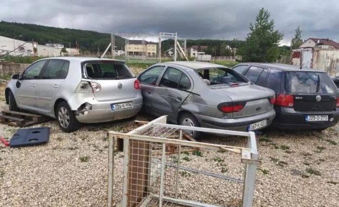 Pogledajte i snimak sa lica mjesta: Snažan vjetar i strahovito nevrijeme u bh. gradu, pojavila se pijavica Pogledajte i snimak sa lica mjesta: Snažan vjetar i strahovito nevrijeme u bh. gradu, pojavila se pijavica