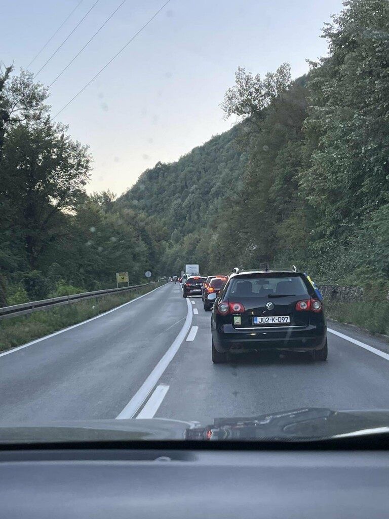 Zbog saobraćajne nesreće obustavljen saobraćaj u mjestu Kosova Zbog saobraćajne nesreće obustavljen saobraćaj u mjestu Kosova