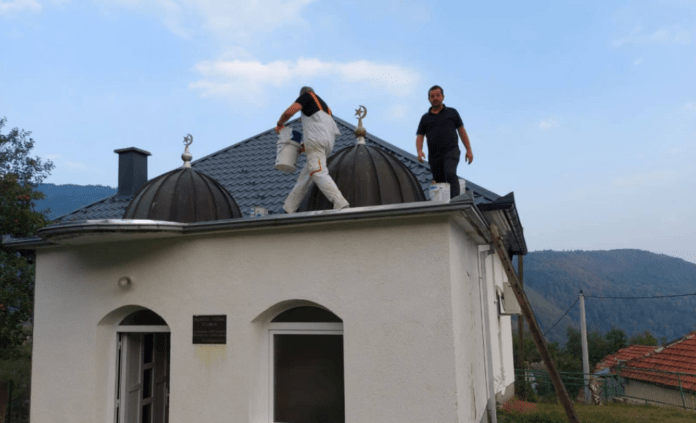 Selvedin ef. Imamović zahvalan komšijama: Svećenik na službi u Vatikanu s ocem popravio krov džamije