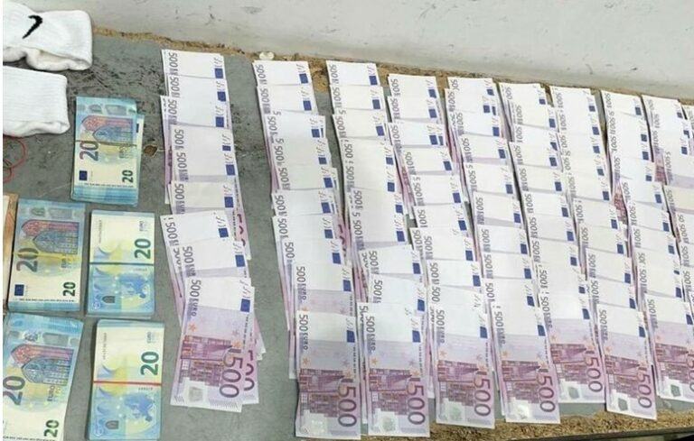 PROBALI PREĆI GRANICU SA PO 50.000 EURA KOJE SU SAKRILI U GAĆE PROBALI PREĆI GRANICU SA PO 50.000 EURA KOJE SU SAKRILI U GAĆE