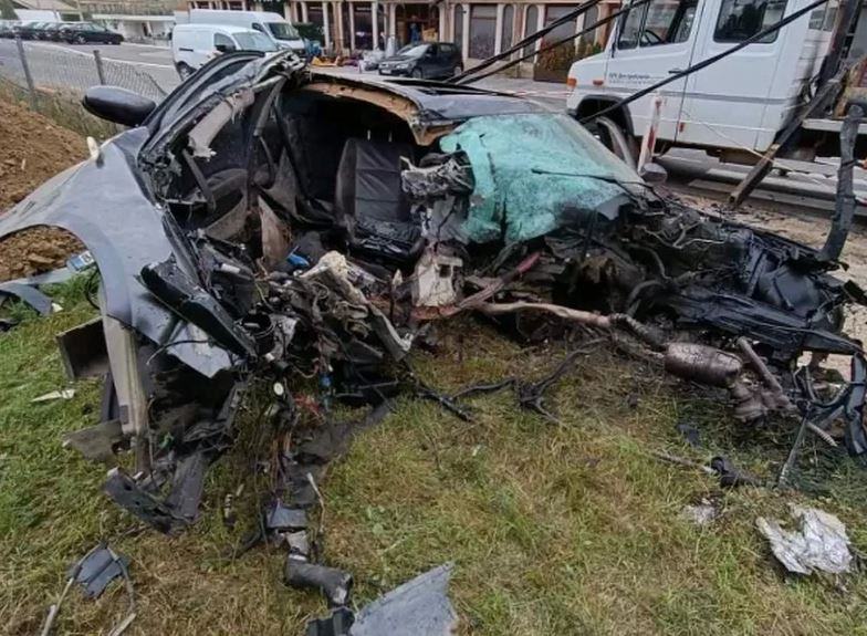 SAMI SE IZVUKLI IZ SMRSKANOG "BMW" Policajci šokirani prizorom koji su zatekli, poznato stanje povrijeđenijh mladića SAMI SE IZVUKLI IZ SMRSKANOG "BMW" Policajci šokirani prizorom koji su zatekli, poznato stanje povrijeđenijh mladića