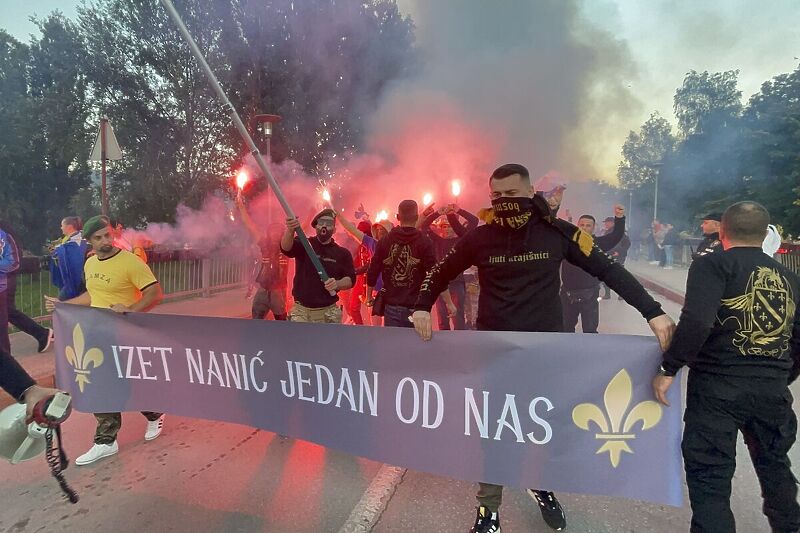Zeničkim ulicama odjekuje "Izet Nanić": Ljuti Krajišnici u korteu krenuli ka Bilinom polju Zeničkim ulicama odjekuje "Izet Nanić": Ljuti Krajišnici u korteu krenuli ka Bilinom polju