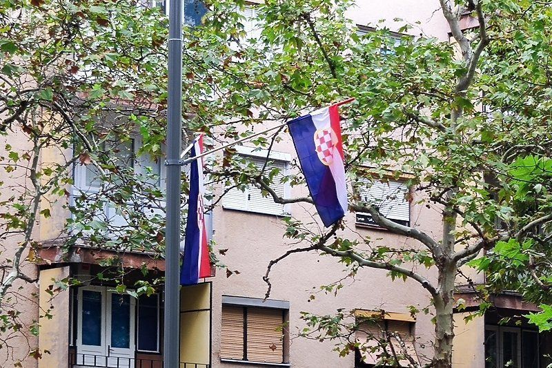Desnu obalu Mostara preplavile zastave tzv. Herceg-Bosne￼￼