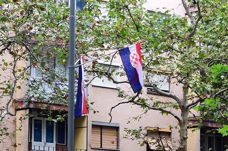 Desnu obalu Mostara preplavile zastave tzv. Herceg-Bosne Desnu obalu Mostara preplavile zastave tzv. Herceg-Bosne