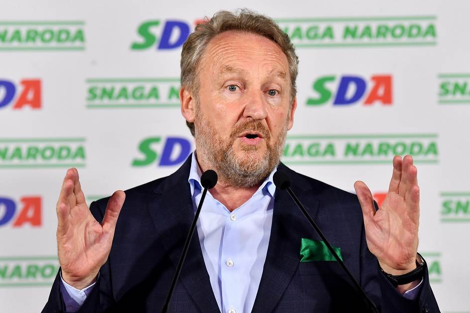 Oficir Armije RBiH poslao poruku Izetbegoviću: SDA nije odbranila BiH. Vaša zasluga je što ste prodavali puške po 700 do 1000 DM Oficir Armije RBiH poslao poruku Izetbegoviću: SDA nije odbranila BiH. Vaša zasluga je što ste prodavali puške po 700 do 1000 DM