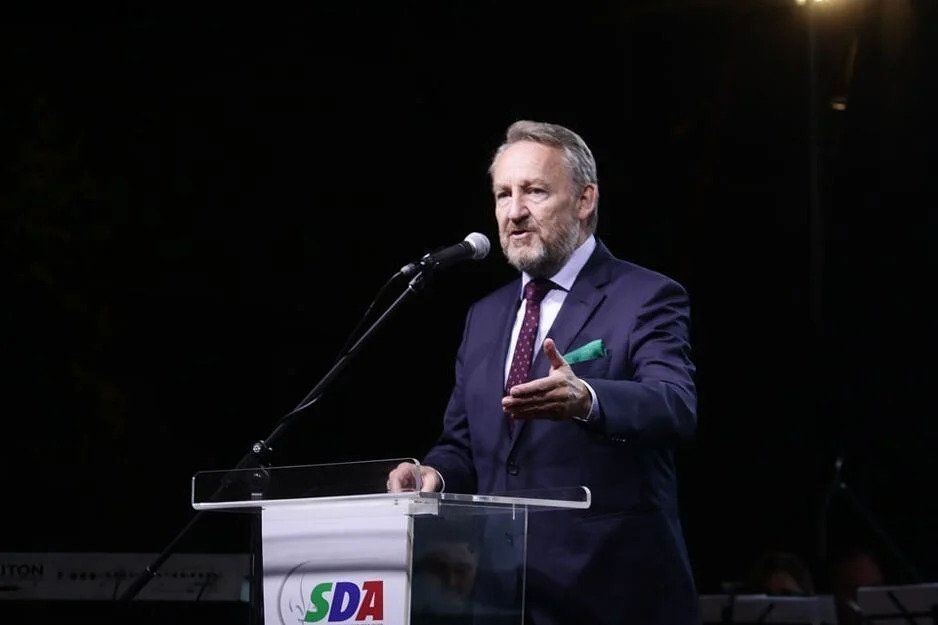 Izetbegović o političkim protivnicima: Prvo ćemo ih pobijediti, a onda pozvati u probosanski front Izetbegović o političkim protivnicima: Prvo ćemo ih pobijediti, a onda pozvati u probosanski front