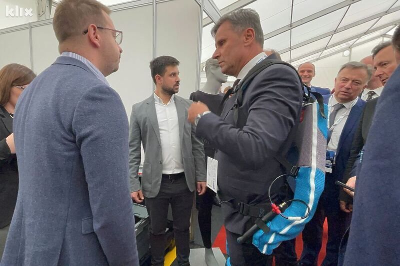 Novalić u Tešnju isprobao mehanizam za dizanje tereta, prisutni primijetili da je u odličnoj formi Novalić u Tešnju isprobao mehanizam za dizanje tereta, prisutni primijetili da je u odličnoj formi