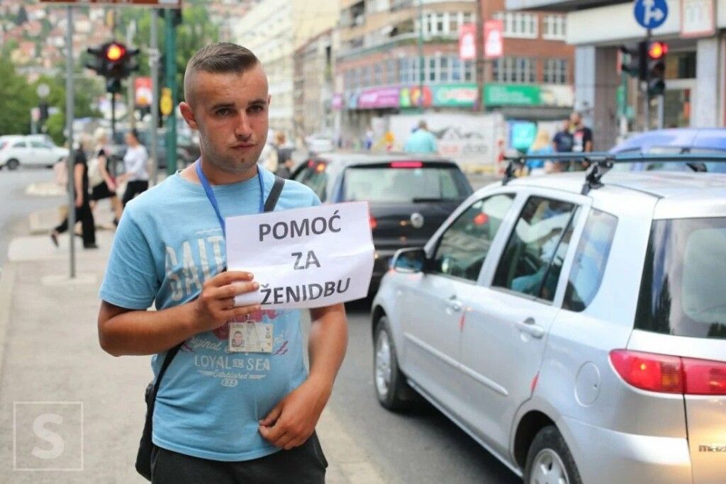 Mladić u Sarajevu prikuplja novac za ženidbu, građani ga podržavaju Mladić u Sarajevu prikuplja novac za ženidbu, građani ga podržavaju