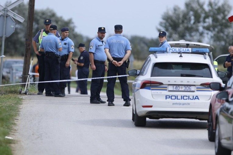 Dvoje male djece i djevojka poginuli kada je na njih naletio voz Dvoje male djece i djevojka poginuli kada je na njih naletio voz