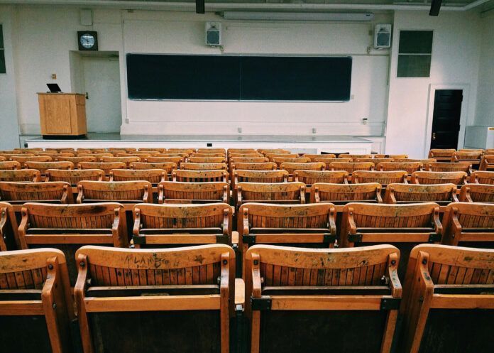 Profesor na fakultetu verbalno i polno uznemiravao tri djevojke Profesor na fakultetu verbalno i polno uznemiravao tri djevojke