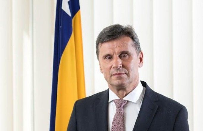 Vlada FBiH danas utvrdila: Po 100 KM za 270 hiljada nezaposlenih građana Vlada FBiH danas utvrdila: Po 100 KM za 270 hiljada nezaposlenih građana