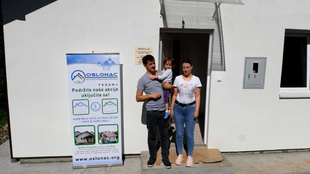 Nakon trogodišnje borbe porodici Kičina iz Tešnja uručeni ključevi novoizgrađene kuće Nakon trogodišnje borbe porodici Kičina iz Tešnja uručeni ključevi novoizgrađene kuće