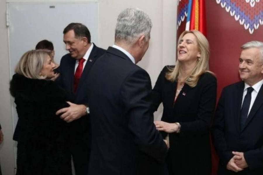 ZAŠTO JE U PREDSJEDNIŠTVU BiH KLJUČAN OMJER 2:1 ZA BIH: Pobijedi li Krišto, Čović i Dodik preuzimaju kontrolu nad Centralnom bankom i Oružanim snagama, imenuju ambasadore, a mogu raspustiti... ZAŠTO JE U PREDSJEDNIŠTVU BiH KLJUČAN OMJER 2:1 ZA BIH: Pobijedi li Krišto, Čović i Dodik preuzimaju kontrolu nad Centralnom bankom i Oružanim snagama, imenuju ambasadore, a mogu raspustiti...