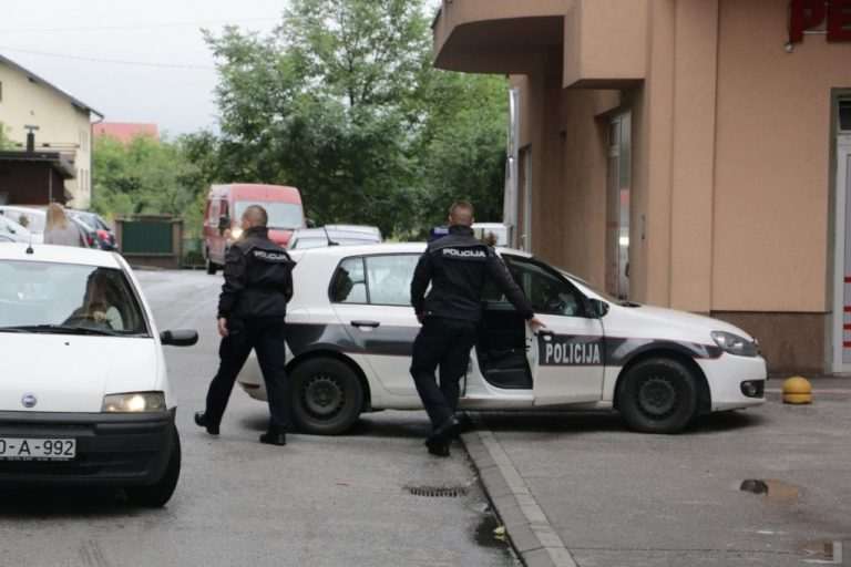 OPLJAČKANA MESNICA U TEŠNJU OPLJAČKANA MESNICA U TEŠNJU