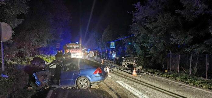 (FOTO) Vatrogasci rezali automobile kako bi spasili povrijeđene iz automobila (FOTO) Vatrogasci rezali automobile kako bi spasili povrijeđene iz automobila