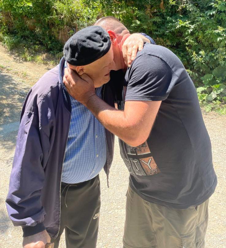 Dedo Mehmed iz Vareša, sa suzama u očima, grli radnika koji mu svaki dan donese obrok Dedo Mehmed iz Vareša, sa suzama u očima, grli radnika koji mu svaki dan donese obrok