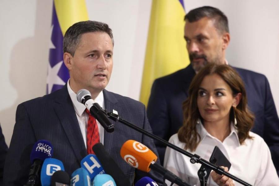 ROMANTIKA IZBORNE NOĆI: Pogled pun ljubavi supruge Denisa Bećirovića postao viralan ROMANTIKA IZBORNE NOĆI: Pogled pun ljubavi supruge Denisa Bećirovića postao viralan