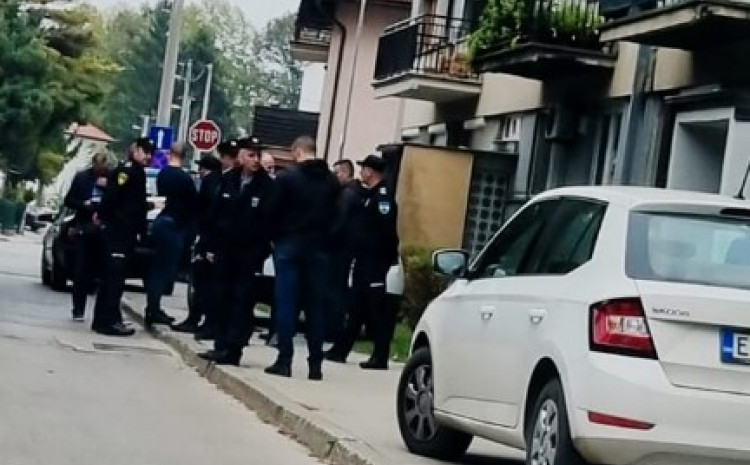 Enes Odobašić koji je zadavio suprugu u bjekstvu, policija traga za njim Enes Odobašić koji je zadavio suprugu u bjekstvu, policija traga za njim