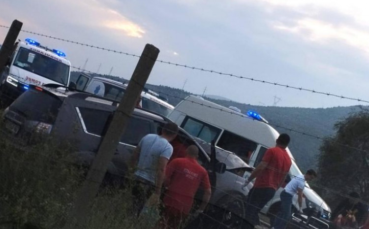 Stravičan udes u Vrapčićima kod Mostara: Jedna osoba poginula, ima povrijeđenih Stravičan udes u Vrapčićima kod Mostara: Jedna osoba poginula, ima povrijeđenih