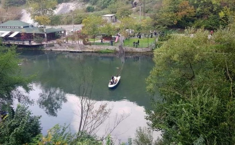Dvije žene iz BiH poginule na mostu: Ostale putnike izvlače iz rijeke, 11 osoba povrijeđeno Dvije žene iz BiH poginule na mostu: Ostale putnike izvlače iz rijeke, 11 osoba povrijeđeno