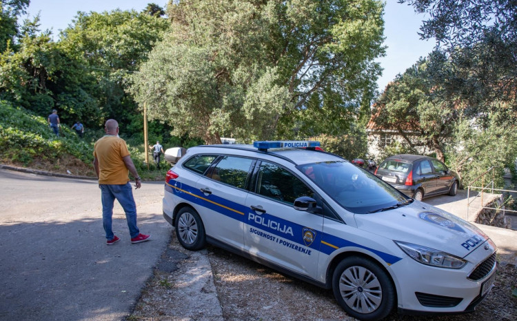 Velika tragedija: Dedo vozeći unazad udario unuče, preminulo je u bolnici