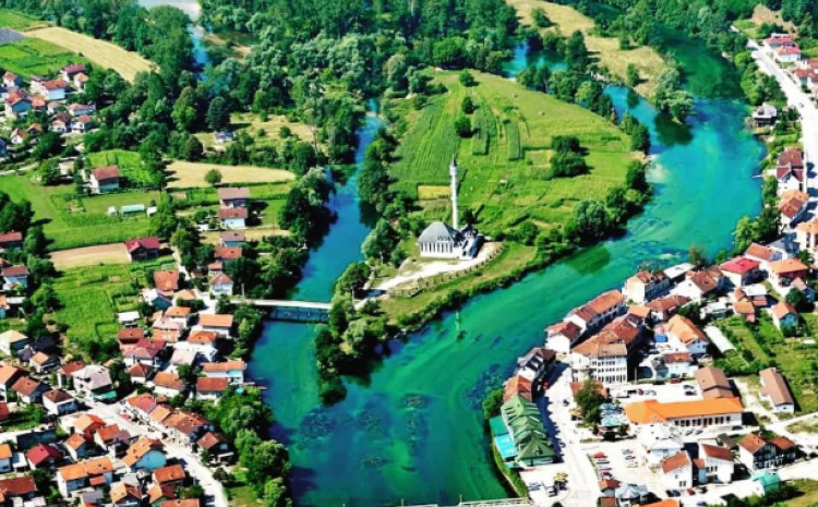 Prelijepa džamija u Bosanskoj Otoci izgrađena na riječnom otoku Prelijepa džamija u Bosanskoj Otoci izgrađena na riječnom otoku