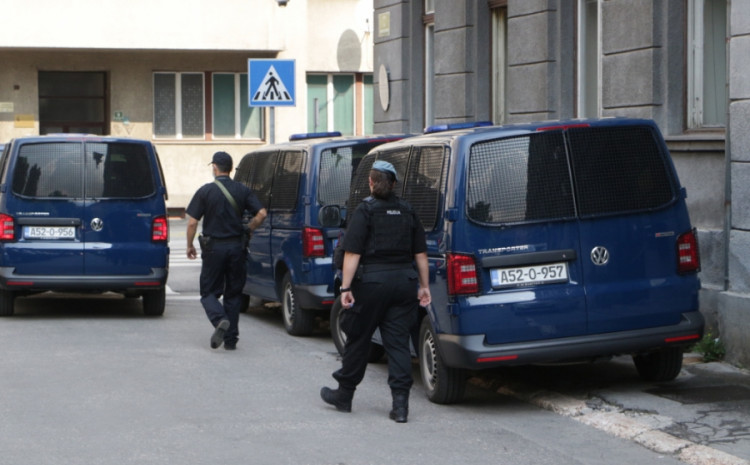 Detalji ubistva starice u Sarajevu: Jedna djevojčica joj čuvala noge, dok ju je druga davila Detalji ubistva starice u Sarajevu: Jedna djevojčica joj čuvala noge, dok ju je druga davila