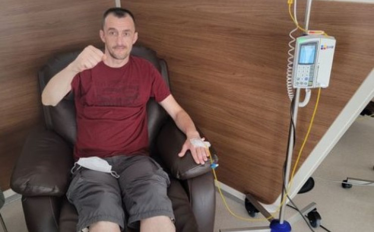 Pomozi.ba ponovo pokrenulo apel za Adisa Merdana koji boluje od karcinoma debelog crijeva Pomozi.ba ponovo pokrenulo apel za Adisa Merdana koji boluje od karcinoma debelog crijeva