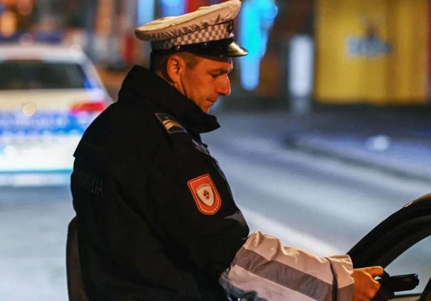 VOZIO MRTAV PIJAN U Tesliću uhapšen vozač VOZIO MRTAV PIJAN U Tesliću uhapšen vozač