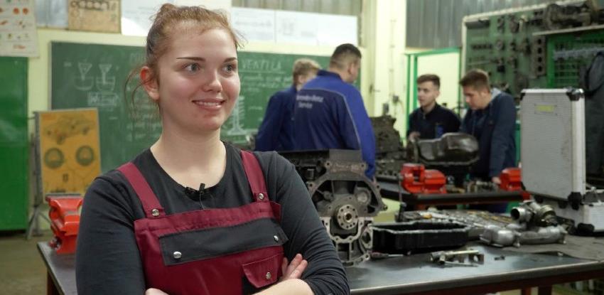 Automehaničarka Emira: Pročitajte priču koja ruši stereotipove o "muškim" i "ženskim" zanimanjima Automehaničarka Emira: Pročitajte priču koja ruši stereotipove o "muškim" i "ženskim" zanimanjima