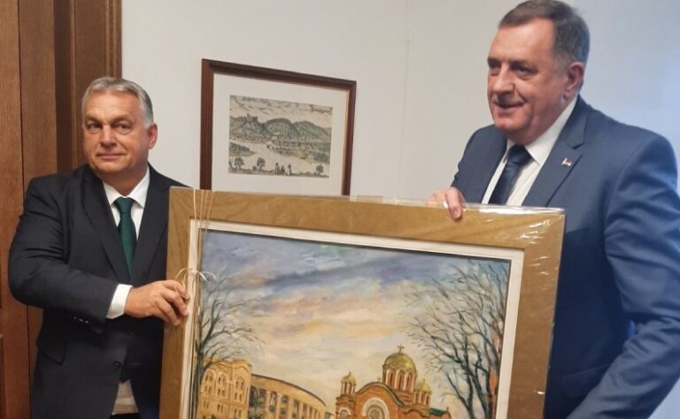 DODIK ORBANU POKLONIO SLIKU BANJA LUKE: NAŠI ODNOSI SU ODLIČNI DODIK ORBANU POKLONIO SLIKU BANJA LUKE: NAŠI ODNOSI SU ODLIČNI