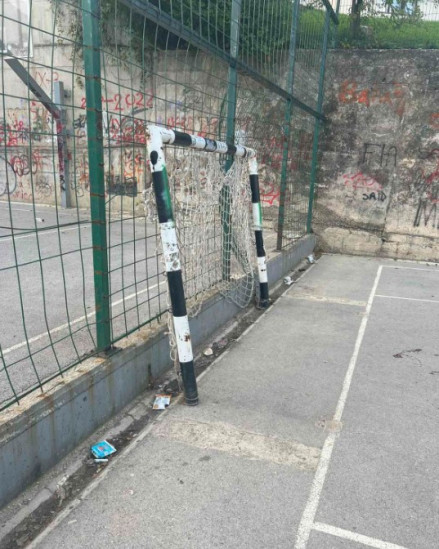 Kod Vogošće konstrukcija gola pala na dječaka: U teškom je stanju, policija izvršila uviđaj Kod Vogošće konstrukcija gola pala na dječaka: U teškom je stanju, policija izvršila uviđaj