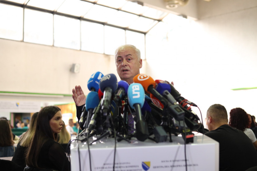 Počelo ponovno brojanje glasova za predsjednika RS, Arnautović: Ovdje nema nikakve politike i nezakonitih radnji Počelo ponovno brojanje glasova za predsjednika RS, Arnautović: Ovdje nema nikakve politike i nezakonitih radnji