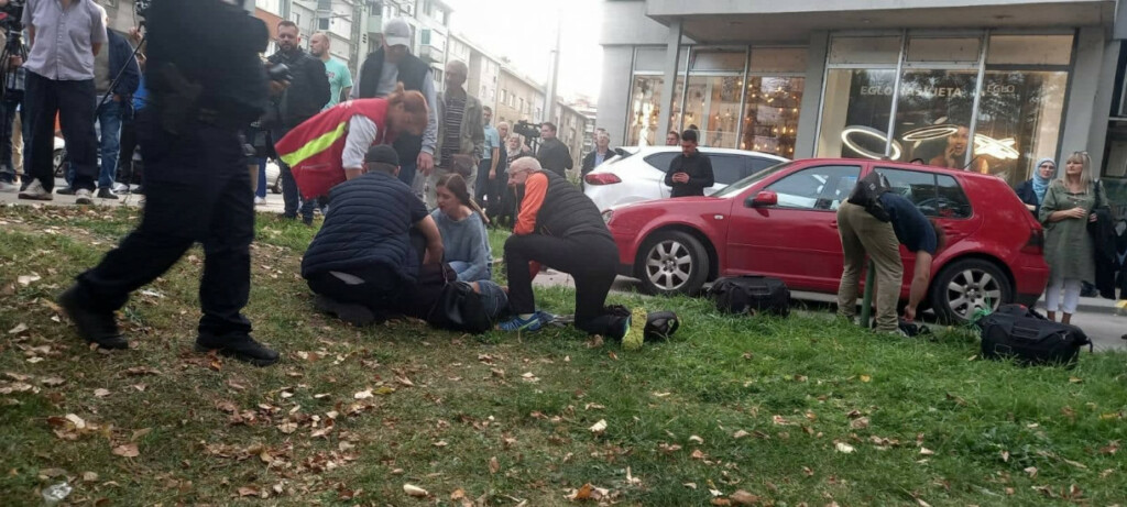 Ženi pozlilo na protestima ispred zgrade OHR-a: Građani joj pritekli u pomoć do dolaska hitne Ženi pozlilo na protestima ispred zgrade OHR-a: Građani joj pritekli u pomoć do dolaska hitne