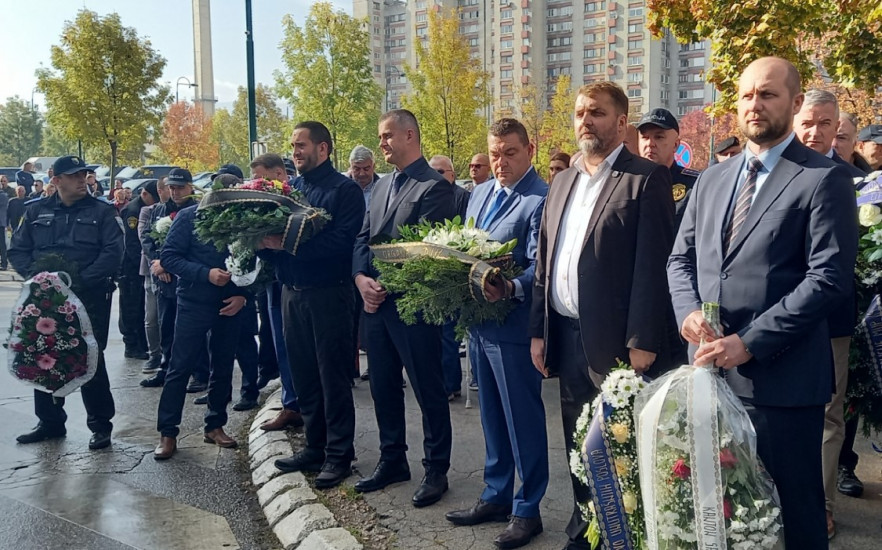 Tišina na mjestu stradanja policajaca: Obilježena četvrta godišnjica ubistva Adisa Šehovića i Davora Vujinovića Tišina na mjestu stradanja policajaca: Obilježena četvrta godišnjica ubistva Adisa Šehovića i Davora Vujinovića