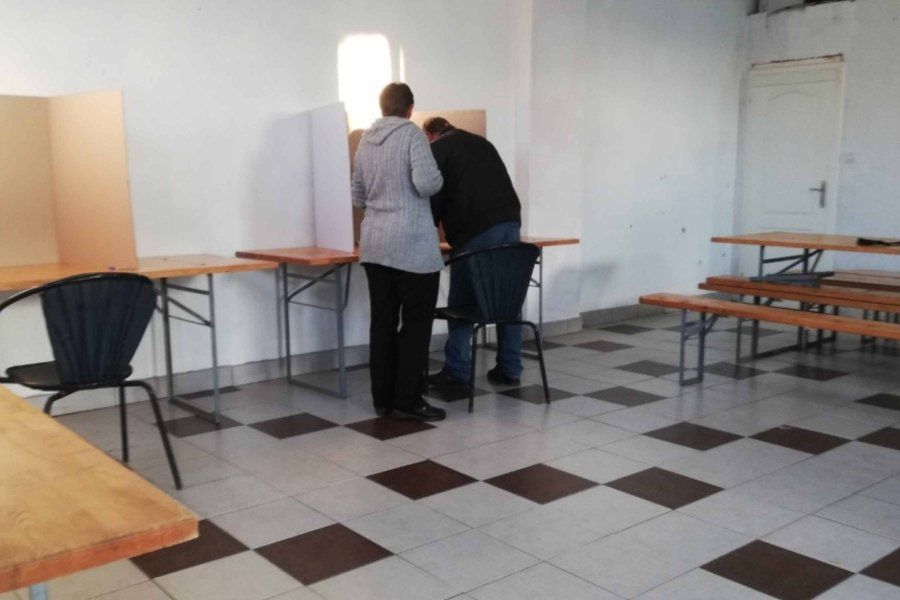 (VIDEO) U Zvorniku otjerali posmatrače opozicije, ubacuju listiće za SNSD (VIDEO) U Zvorniku otjerali posmatrače opozicije, ubacuju listiće za SNSD