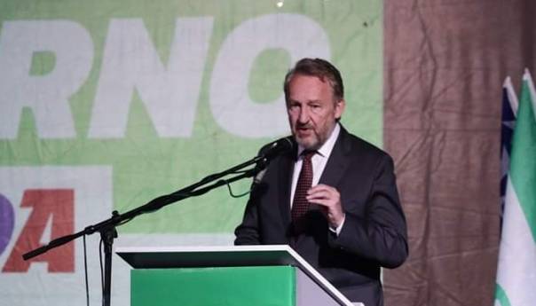 Izetbegović: Da ih je bilo 9 ja bih ih sve nadjačao, ali 11 nisam mogao Izetbegović: Da ih je bilo 9 ja bih ih sve nadjačao, ali 11 nisam mogao
