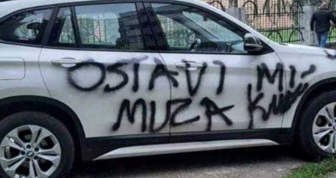 PREVARENA ŽENA SE PORUKOM NA AUTOMOBILU OSVETILA LJUBAVNICI SVOG MUŽA PREVARENA ŽENA SE PORUKOM NA AUTOMOBILU OSVETILA LJUBAVNICI SVOG MUŽA