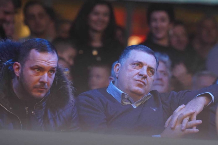 Niko na svijetu neće navijati za reprezentaciju koju Putinu na noge dovode Dodik i Čović, ali to im i jeste cilj! Niko na svijetu neće navijati za reprezentaciju koju Putinu na noge dovode Dodik i Čović, ali to im i jeste cilj!