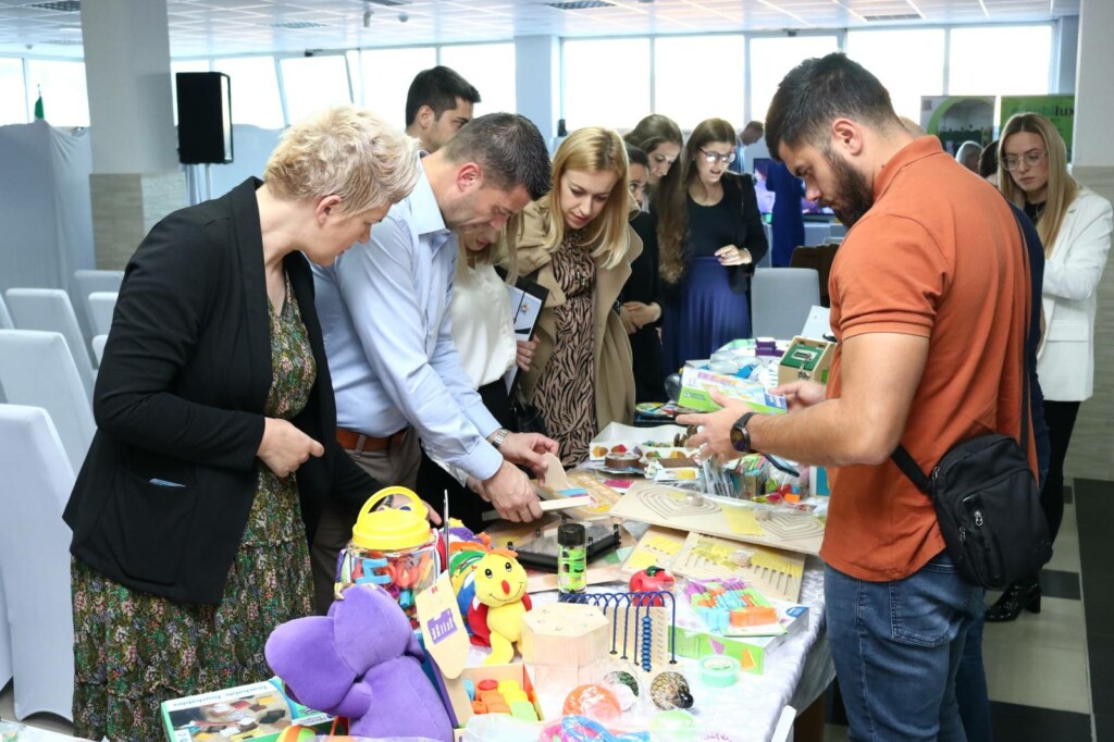 U Tešnju održan prvi naučno-stručni seminar "PODRŠKA DJECI S TEŠKOĆAMA U RAZVOJU" U Tešnju održan prvi naučno-stručni seminar "PODRŠKA DJECI S TEŠKOĆAMA U RAZVOJU"