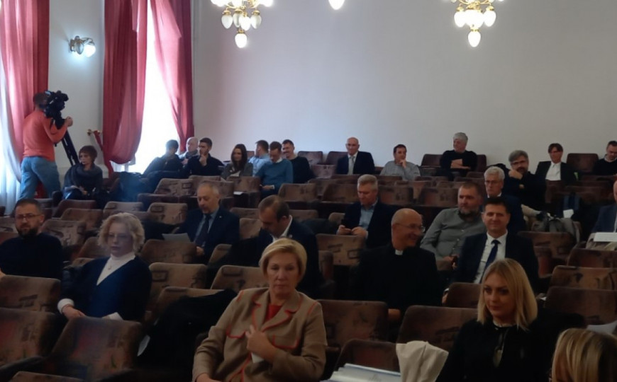 Senat od Medicinskog fakulteta traži dodatnu dokumentaciju o diplomi Sebije Izetbegović, njena desna ruka tvrdi da ju je neko otuđio Senat od Medicinskog fakulteta traži dodatnu dokumentaciju o diplomi Sebije Izetbegović, njena desna ruka tvrdi da ju je neko otuđio