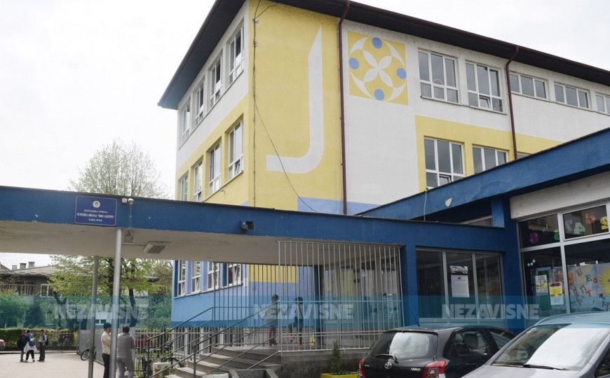 Užas u Banjoj Luci: Osnovac pretučen kod škole, opkolila ga grupa đaka Užas u Banjoj Luci: Osnovac pretučen kod škole, opkolila ga grupa đaka