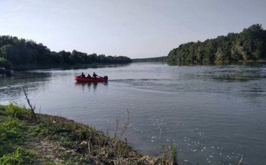 Užas u Derventi: Pronađeno tijelo mlađeg muškarca zakačeno za čamacO svemu je obaviješten dežurni tužilac Okružnog