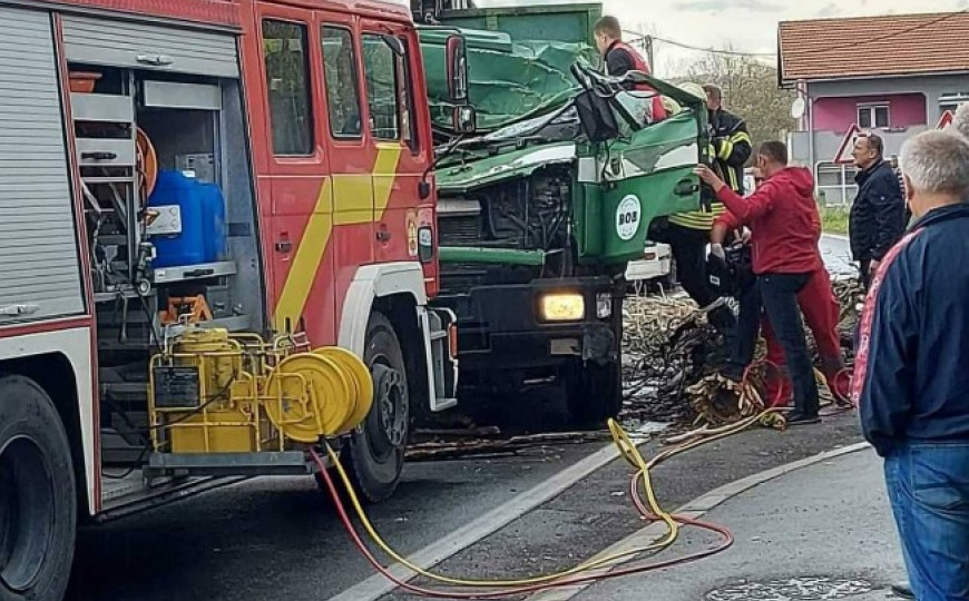 Užas u Bihaću: Stablo palo na kabinu kamiona, poginuo vozač! Užas u Bihaću: Stablo palo na kabinu kamiona, poginuo vozač!